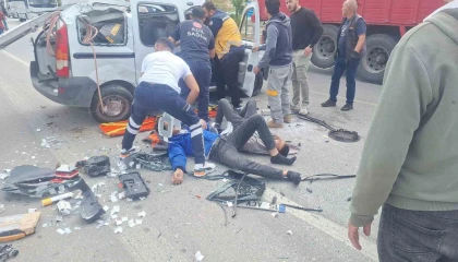 Ehliyetsiz sürücü kaldırıma çarpıp takla attı ardından kamyonete çarptı :3 yaralı