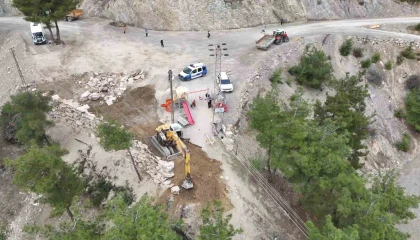 Ekipler günlerdir mesai yapıyor: Köylerin yarım asırlık yol sorunu çözülüyor