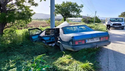 Elektrik direğine çarpan Tofaş hurdaya döndü: 2 yaralı