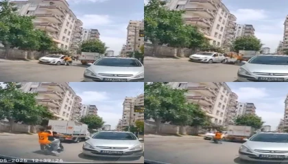 Elektrikli bisikletle otomobile çarptılar: O anlar kamerada