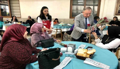 Erdemlide annelerin günü güllerle kutlandı