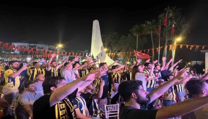 Fenerbahçenin şampiyonluğu meşaleler ve bayraklarla kutlandı