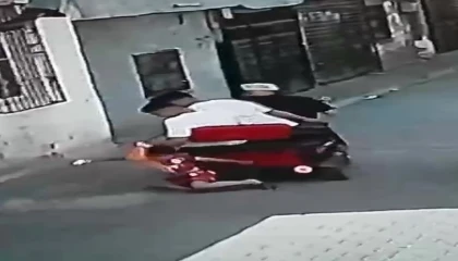 Galatasaray formalı çocuğu sürüklediler, Şaka savunması yaptılar