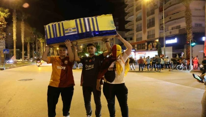Galatasaraylı taraftarlardan Fenerbahçeye tabutlu gönderme