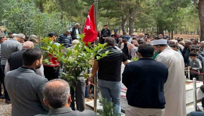Gara şehidinin vefat eden annesi, oğlunun yanına defnedildi