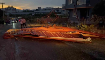 Gazipaşada hortum seraları vurdu, çatıları uçurdu