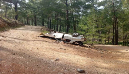 Gazipaşada şarampole uçan otomobilin sürücüsü yaralandı