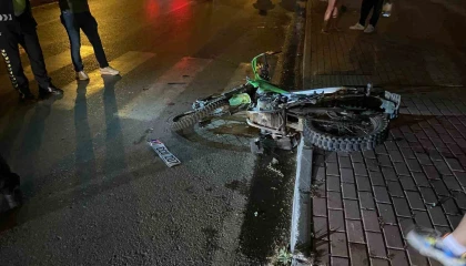 Gazipaşada U dönüşü yapıp motosikletle çarpışan aracın sürücüsü kaçtı: 1 yaralı