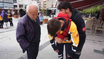 Gençler hayat kurtarmayı öğretti, vatandaşlar uygulamalı ilk yardım dersi aldı