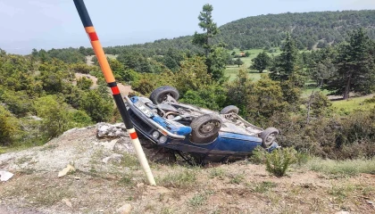 Gölhisarda otomobil şarampole devrildi, 2 kişi hafif yaralandı