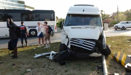 Hafif ticari araç ile tur aracı çarpıştı, 3ü turist 4 kişi yaralandı