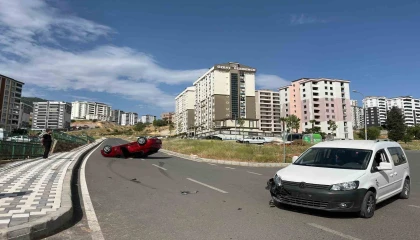 Hafif ticari araçla çarpışan otomobil takla attı sürücüsü yaralandı