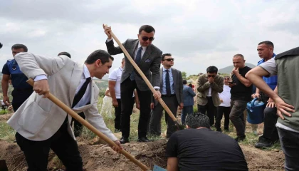 Hakim, savcı ve hükümlüler yanan ormanı yeşertmek için fidan dikti