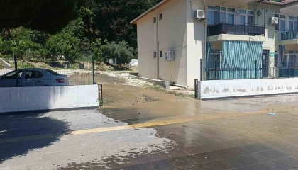 İçme suyu deposundaki aksaklık Manavgatta caddeyi göle çevirdi