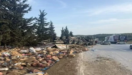 İki tır ve bir otomobilin karıştığı kazada otoyol savaş alanına döndü