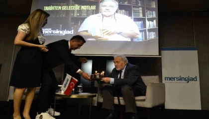 İlber Ortaylıya sahnede doğum günü sürprizi