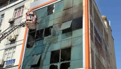 İş merkezindeki imalathanede çıkan yangın kontrol altına alındı