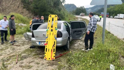 Isparta-Antalya karayolunda otomobil ile kamyon çarpıştı: 1 yaralı