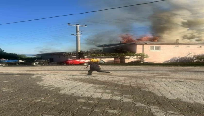 Ispartada 2 katlı ahşap ev yangında kül oldu