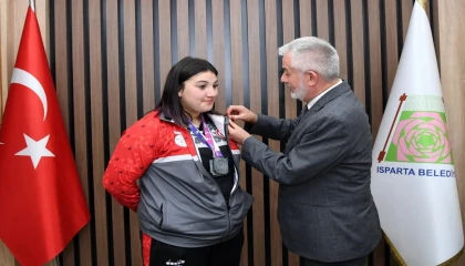 Ispartalı halterci Fatma Gül Çevikten dünya şampiyonluğu