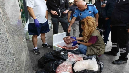 İzmirden Antalyaya yolcu otobüsüyle çöp poşetinde 300 kilo et gönderdiler