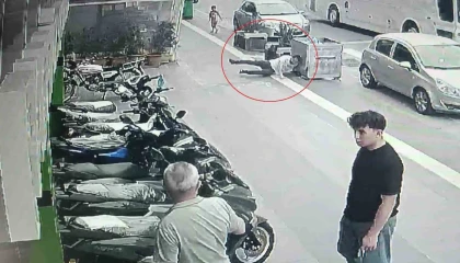 Kafasını çöp konteynerine çarptı, kimse hastaneye gitmeye ikna edemedi