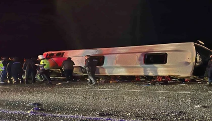 Kahramanmaraşta kontrolden çıkan minibüs devrildi: 1 ölü, 19 yaralı