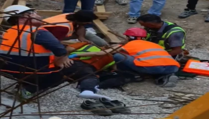 Kalıbın yan yatması sonucu 2 inşaat işçisi yaralandı
