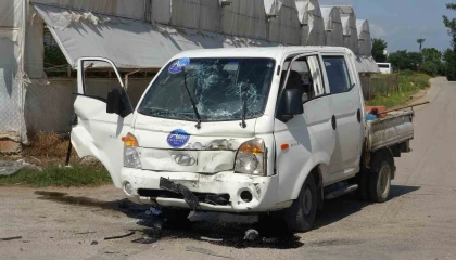 Kamyon ile hafif ticari araç çarpıştı: 2 yaralı