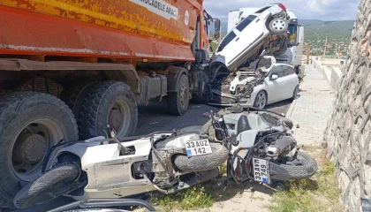 Kamyon yoldan çıktı önüne gelen taşıtı ezdi: 13 motosiklet, 3 araç zarar gördü