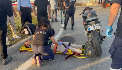 Kamyonetin çarpıp kaçtığı motosikletli yaralandı