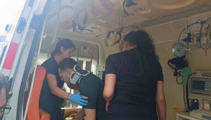 Karşıya geçmeye çalışırken motosikletin çarptığı yaya yaralandı