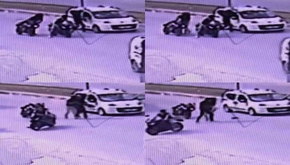 Kaskla tartıştığı sürücünün aracına zarar verdi: O anlar kamerada