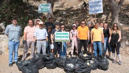 Kemerde yabancı uyruklu kadınlar belediye ile birlikte poşetler dolusu çöp topladı