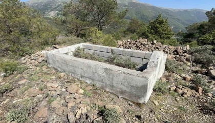 Kentin zirve noktasındaki tek mezar sırrını koruyor