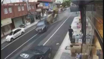 Kepçe araçları biçti: O anlar kamerada