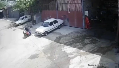 Kontrolden çıkan şarjlı bisiklet demir kapıya çarparak durdu