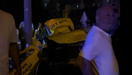 Kontrolden çıkan taksi elektrik direğine çarptı: 2 ölü