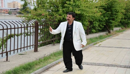 Konuşma bozukluğu olan şarkıcı sosyal medyada popüler oldu