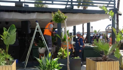 Konyaaltı Sahilinde Kıyı Kanununa uymayan işletmelere 3 gün süre