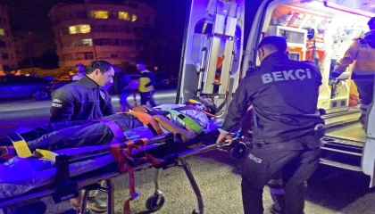 Köprüden beton zemine düştü, vinçle kurtarıldı