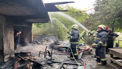 Köy ekmeği yapan kadınlar, ateşi söndürmeden gidince boş bina alev aldı