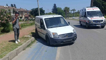 Lastiği patlayan araç kaldırıma çarpıp devrilmekten son anda kurtuldu