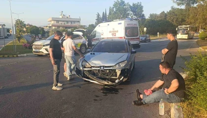 Manavgatta 2 otomobil çarpıştı: 3 yaralı