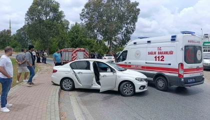 Manavgatta iki otomobil çarpıştı