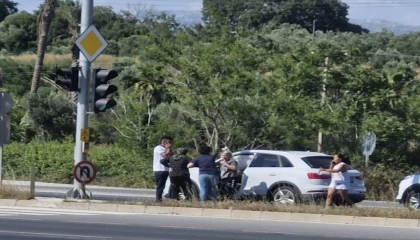 Manavgatta kırmızı ışıkta otomobil ile kamyonet çarpıştı: 3 yaralı