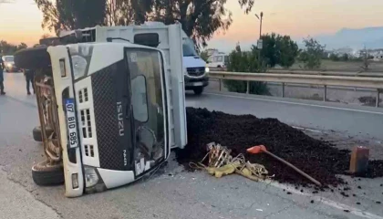Manavgatta lastiği patlayan kamyonet devrildi: 3 yaralı