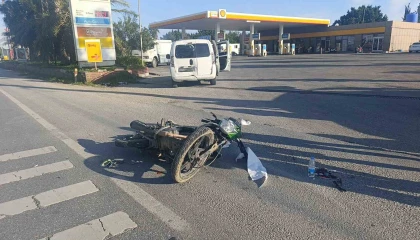 Manavgatta ticari araca arkadan çarpan motosiklet sürücüsü yaralandı