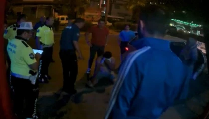 Mersinde alkollü sürücü ortalığı karıştırdı: O anlar kamerada