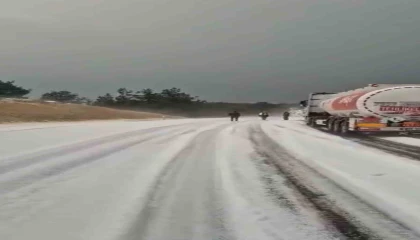 Mersinde dolu etkili oldu, karayolu trafiğe kapandı
